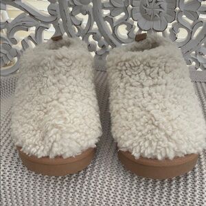 Auden slippers sz 7 cream  EUC